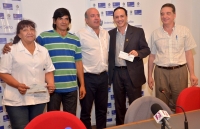 No es una entrega más dijo Coutinho, al donar unos   US$ 4.000 de Zona Azul a merendero y cuidacoches