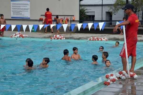 Iniciaron actividades recreativas y deportivas  organizadas, en piscinas de la Intendencia