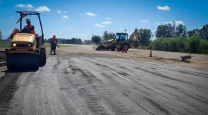 Intendencia trabaja en la colocación de carpeta asfáltica en el acceso al Aeropuerto de Salto