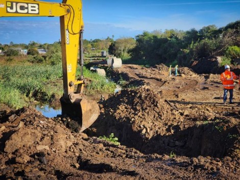 Equipos de Obras avanzan en la canalización de aguas pluviales en el barrio Artigas