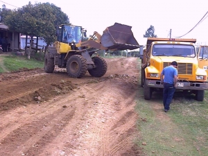 Equipos Viales trabajan en arreglos de caminería y bituminoso en Municipio de Mataojo