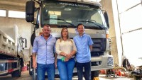 Director de Descentralización y alcaldesa Moreno, recibieron un nuevo camión para el Municipio