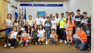 Intendencia de Salto entrega reconocimiento a delegación de Piscinas Barriales por su participación en el Campeonato Nacional