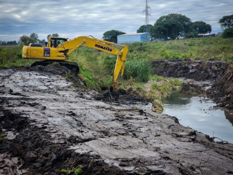 Intendente Andrés Lima: “Se intensifica la limpieza del arroyo Ceibal al sur de la avenida Manuel Oribe”