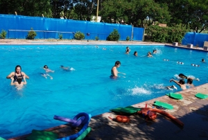 Niños que asisten al Verano Educativo inician actividades en piscinas de la Intendencia