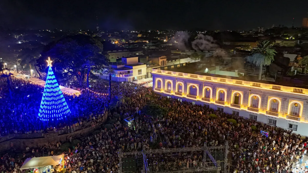Miles de personas acompañaron el Encendido del Árbol de Navidad en Plazoleta Roosevelt